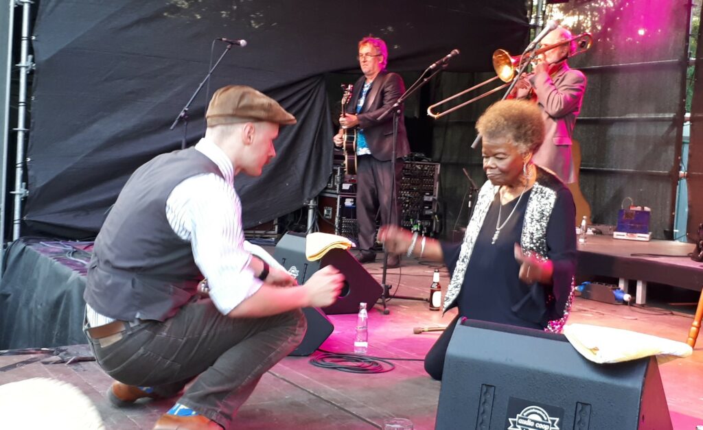 Die US-amerikanische Sängerin Janice Harrington zeigte den jungen Hüpfern am Blues-Berch, wie der Boogie geht. Foto: Susanna Veenhuis