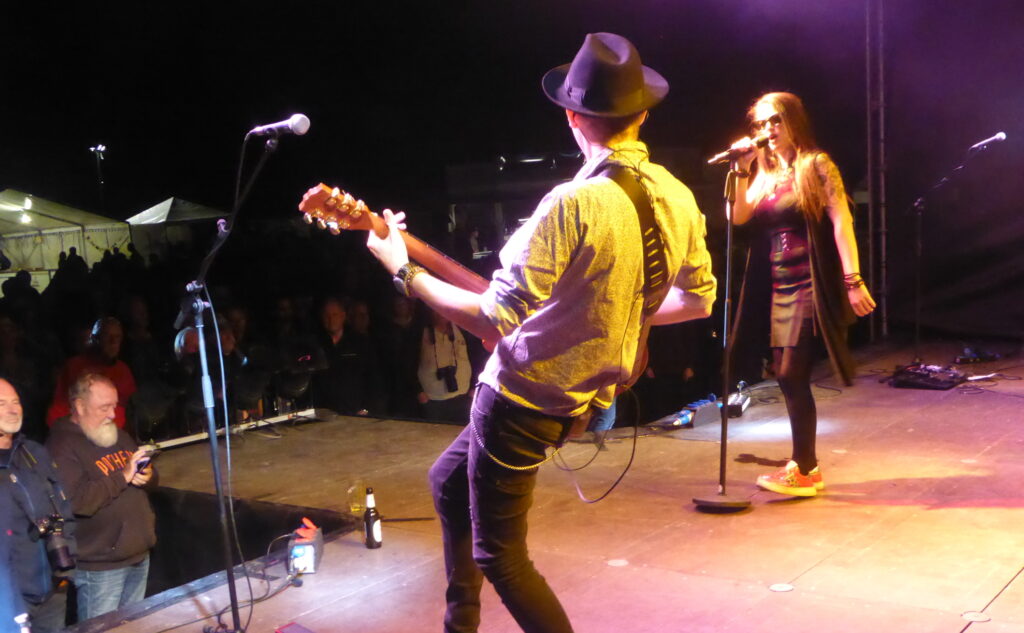 Amandyn Roses und Charlie Fabert von Rozedale schickten ihr Auditorium mit ihrem speziellen Sound zum Abschluss des Festivals noch einmal durch ein musikalisches Wechselbad der Gefühle. Foto: Susanna Veenhuis