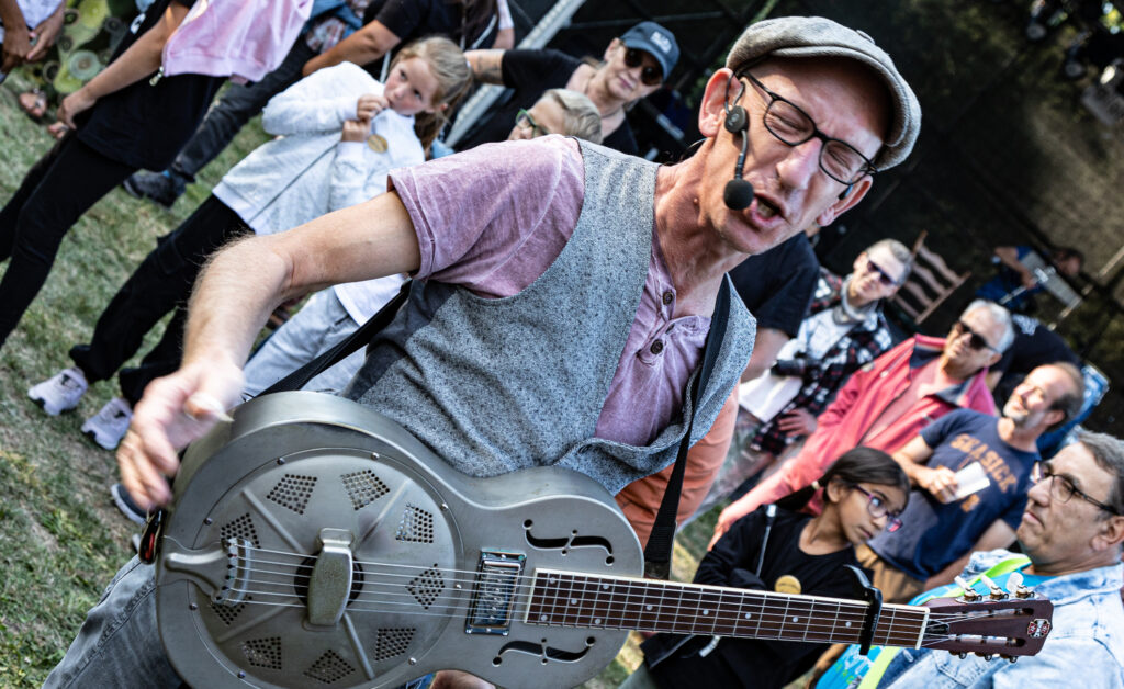 Mit ihrer Energie und Spielfreude setzte die Karlsruher Combo Pickup The Harp in den Pausen den Platz unter Strom. Foto: Jürgen Achten