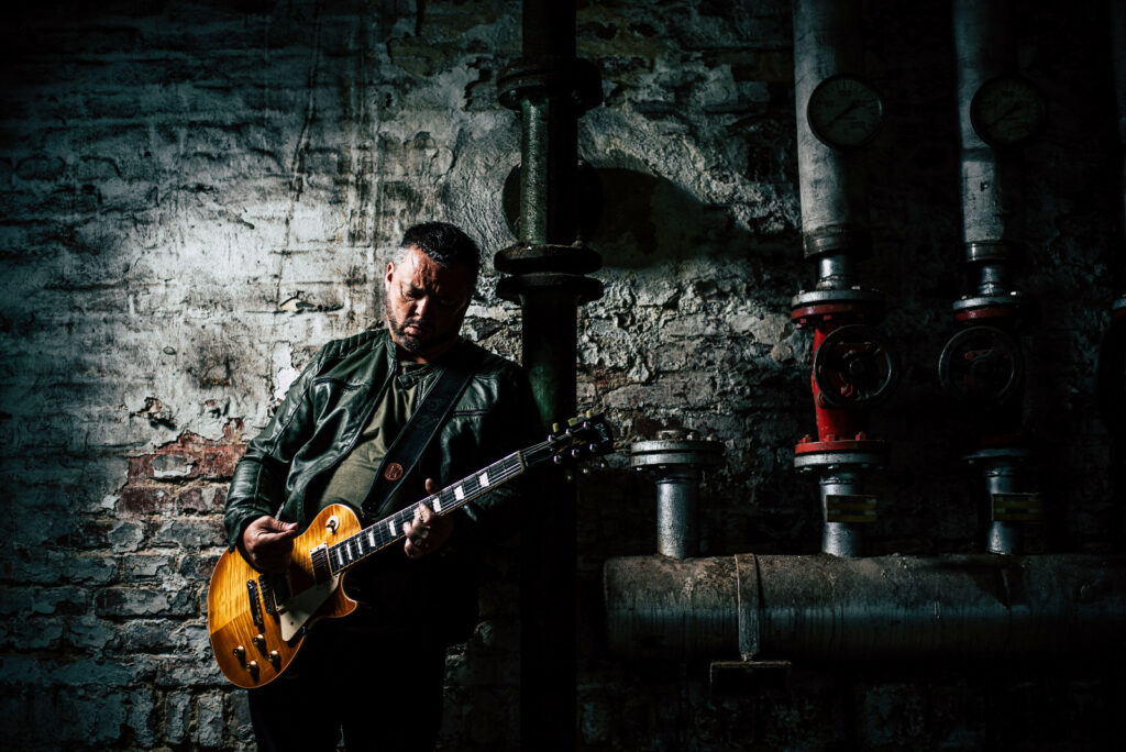 Mit jedem seiner Songs in Verbindung mit seinem wunderbaren Gitarrenspiel und seiner rauen Stimme gelingt es Sean Webster, die Zuhörer in den Bann zu ziehen. Foto: Kirschhofer Studio