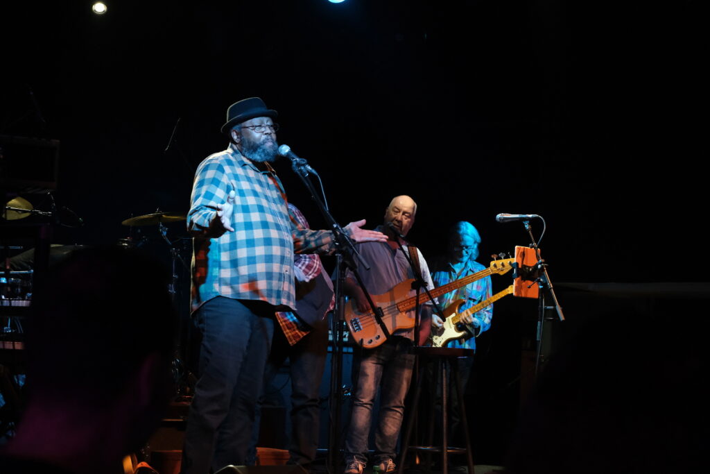 Blues aus der Wiege des Blues: Der Amerikaner Greg Copeland ist diesmal special guest der Trainyard Bluesband aus Hamburg. Foto: Agentur