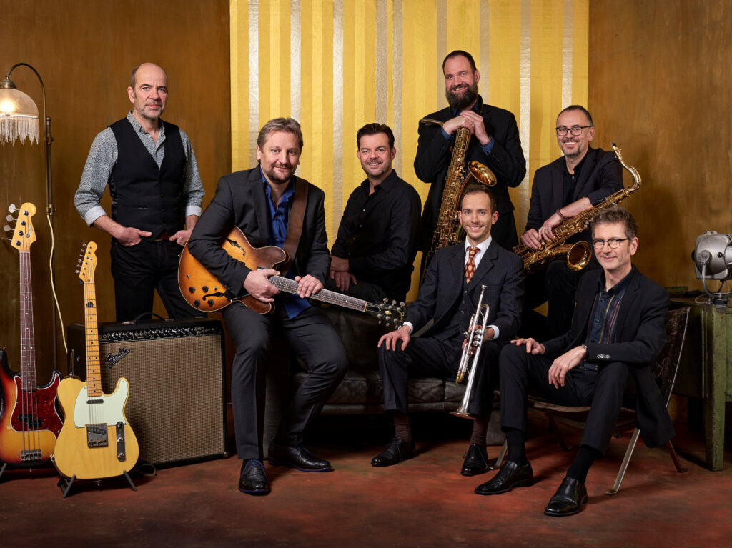 Bluesmäßig geht’s heiter weiter mit Jimmy Reiter und großer Bandbesetzung. Foto: Manfred Pollert